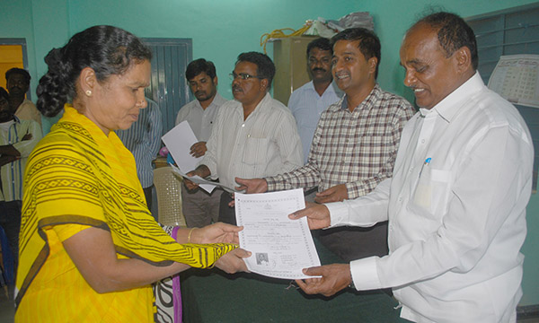 ಚಾಮರಾಜನಗರ: ಪೌರಕಾರ್ಮಿಕರಿಗೆ ಶಾಸಕ ಪುಟ್ಟರಂಗಶೆಟ್ಟಿ ಹಕ್ಕುಪತ್ರ ವಿತರಣೆ